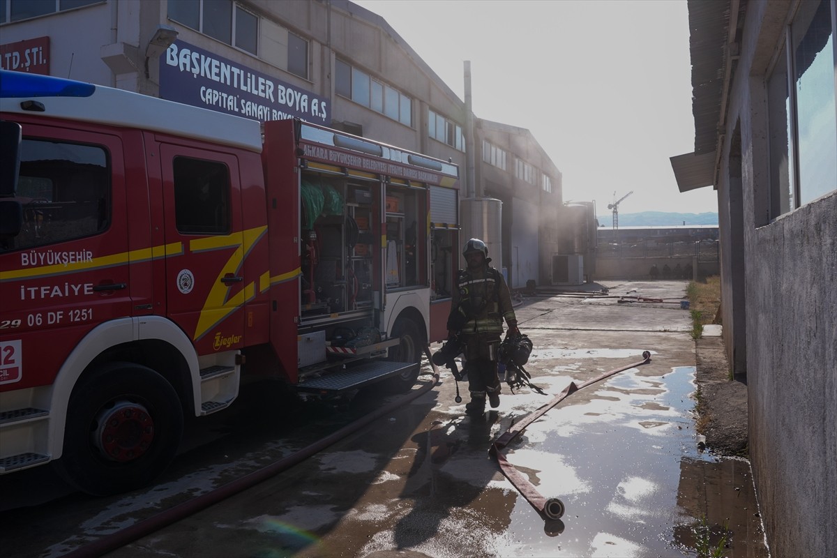 Sincan ilçesi Mustafa Kemal Mahallesi'ndeki bir boya fabrikasında çıkan yangın, yaklaşık 1 saat...