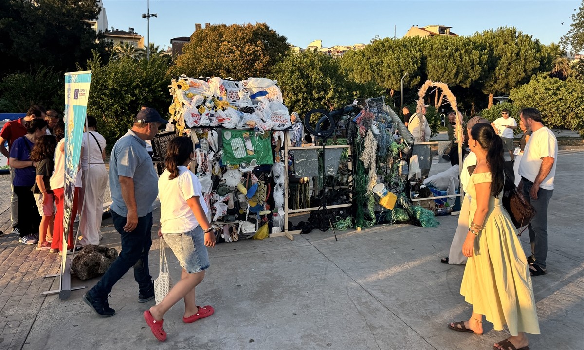 Sinop'ta, çevre ve deniz kirliliğine dikkati çekmek amacıyla yürütülen proje kapsamında deniz ve...