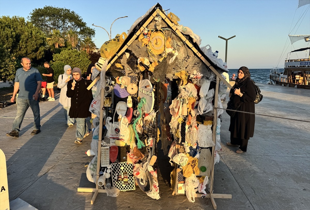 Sinop'ta, çevre ve deniz kirliliğine dikkati çekmek amacıyla yürütülen proje kapsamında deniz ve...
