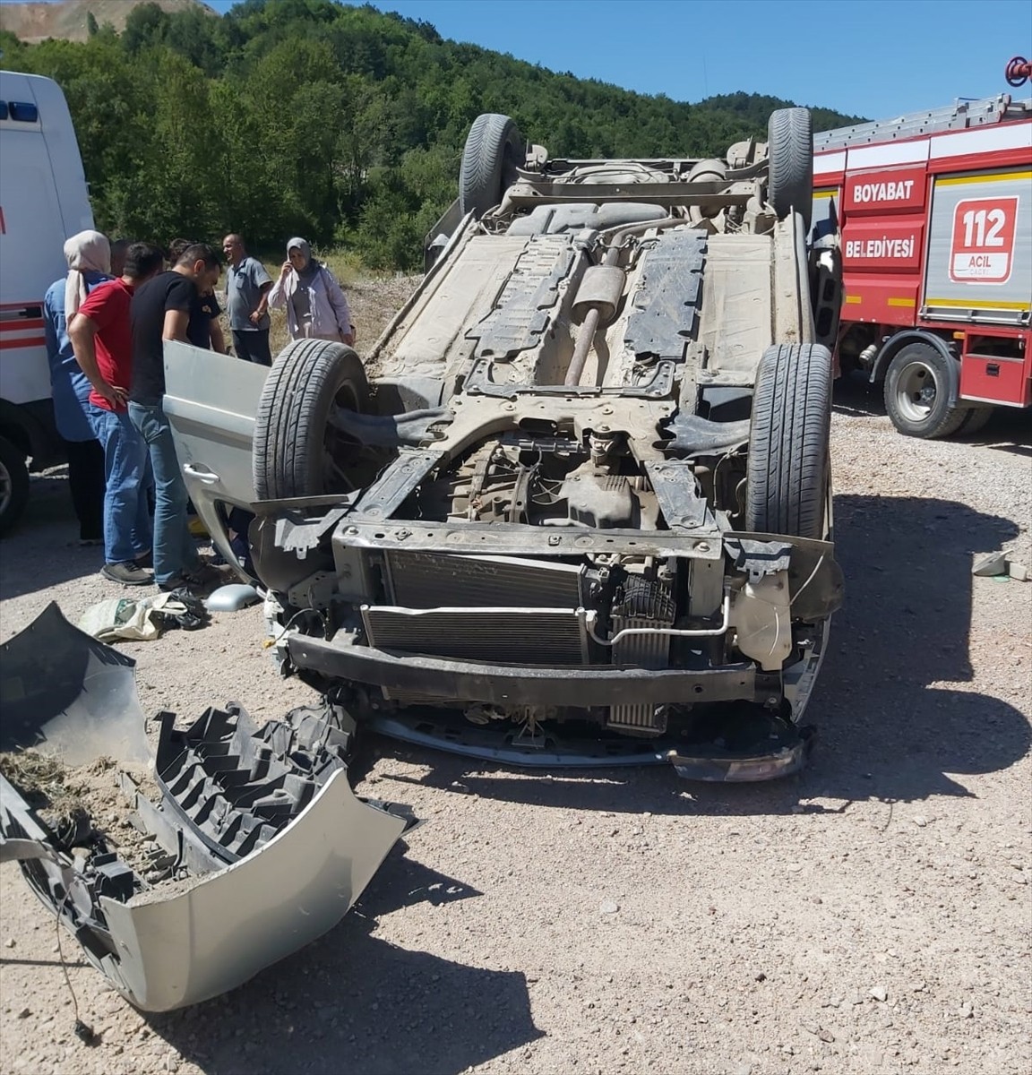 Sinop'un Boyabat ilçesinde otomobilin devrilmesi sonucu 3 kişi yaralandı.