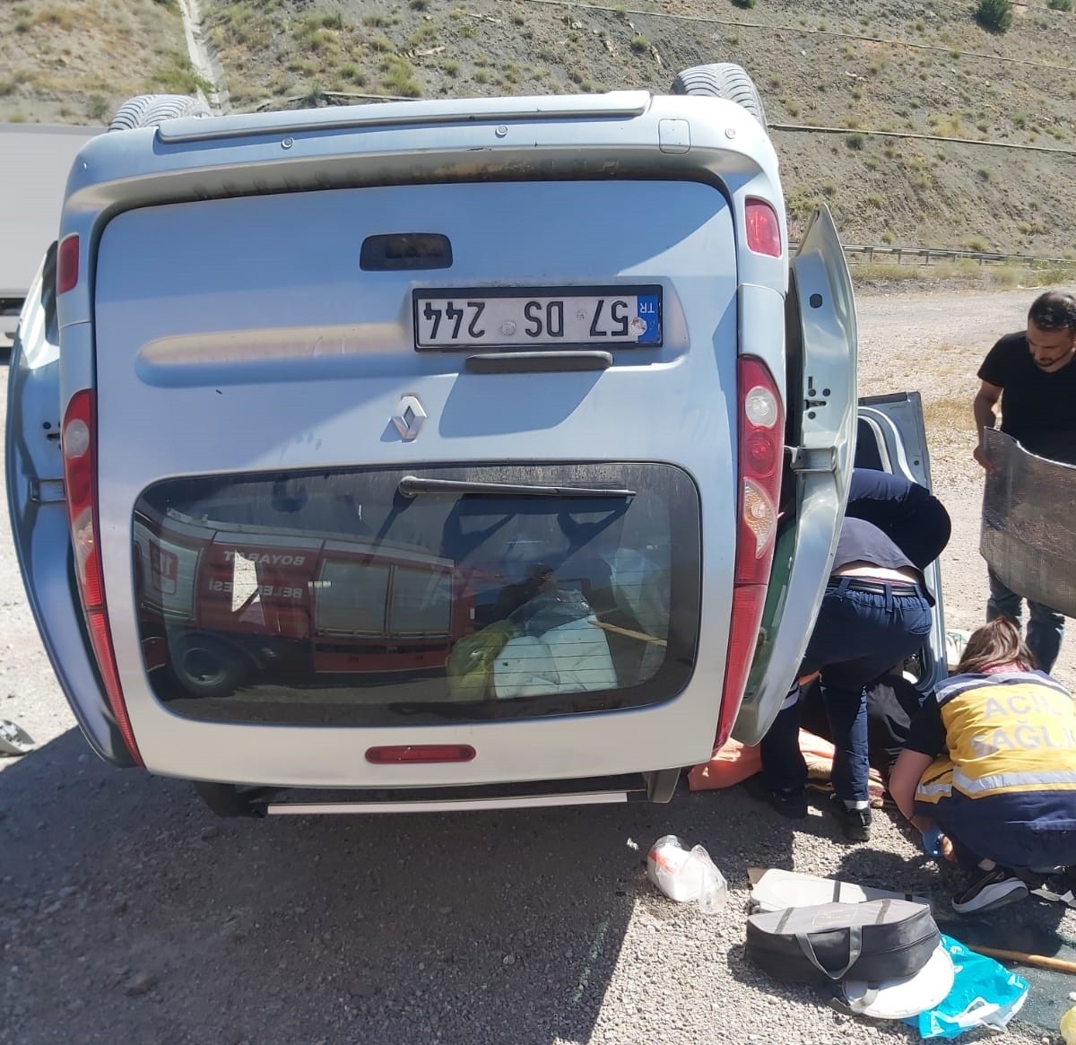 Sinop'un Boyabat ilçesinde otomobilin devrilmesi sonucu 3 kişi yaralandı.