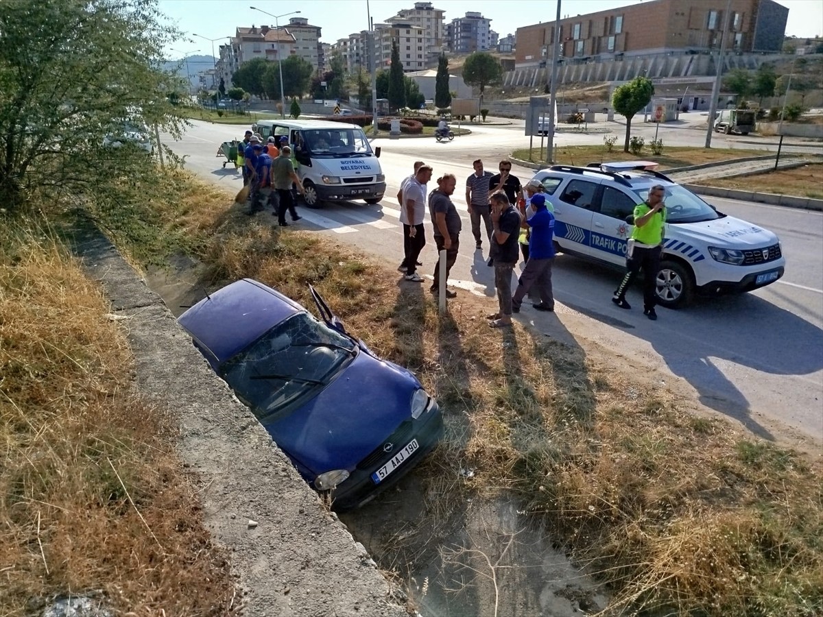 Sinop’un Boyabat ilçesinde kamyonla otomobilin çarpıştığı kazada anne ve oğlu yaralandı.