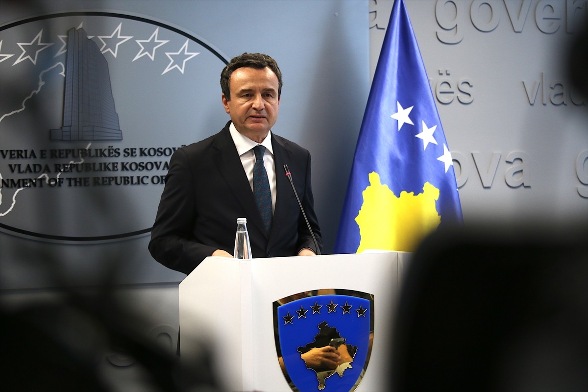 Sırbistan Kosova Ofisi Direktörü Petar Petkovic, yardımcısı Igor Popovic'in Kosova'da...