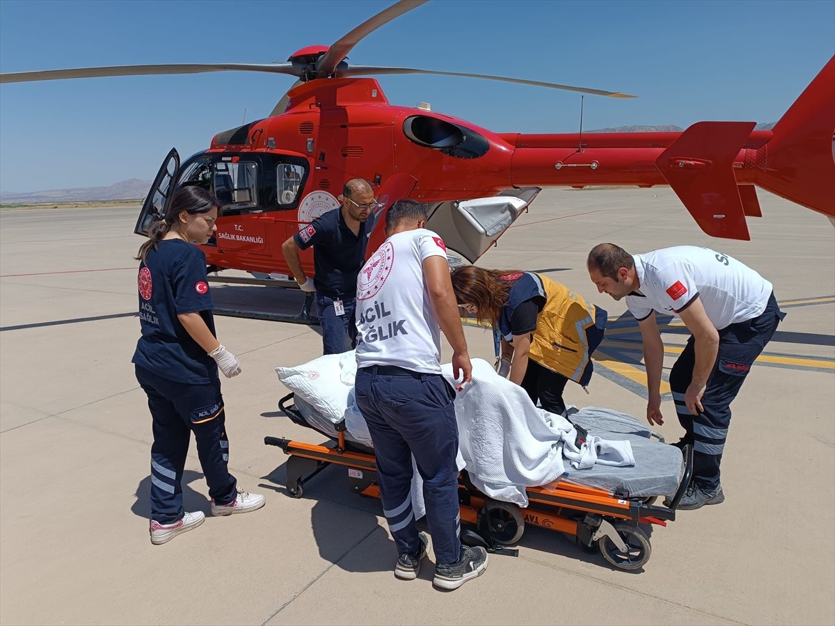Şırnak'ın Cizre ilçesinde tedavisi süren bir hasta ambulans helikopterle Şanlıurfa'ya...