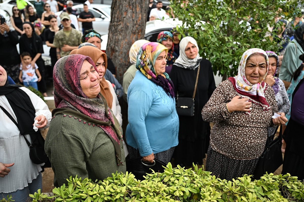 Şırnak'ta icra edilen bir operasyonda kayalıklardan düşerek şehit olan Jandarma Uzman Çavuş Mehmet...