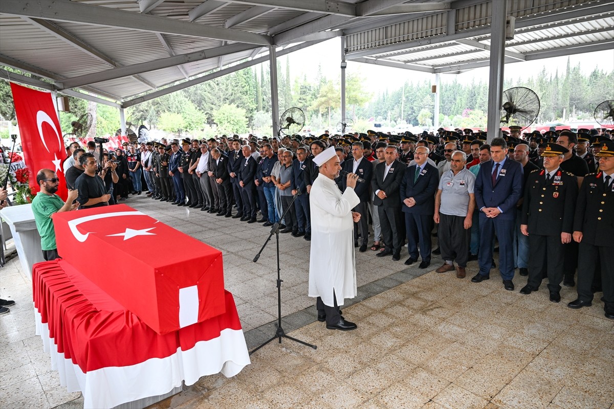 Şırnak'ta icra edilen bir operasyonda kayalıklardan düşerek şehit olan Jandarma Uzman Çavuş Mehmet...