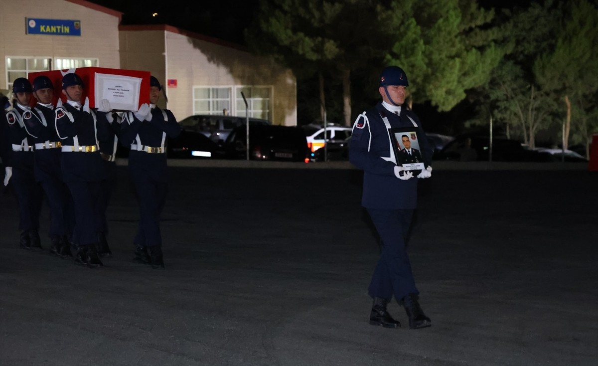 Şırnak'ta yürütülen bir operasyonda kayalıklardan düşerek şehit olan Jandarma Uzman Çavuş Mehmet...
