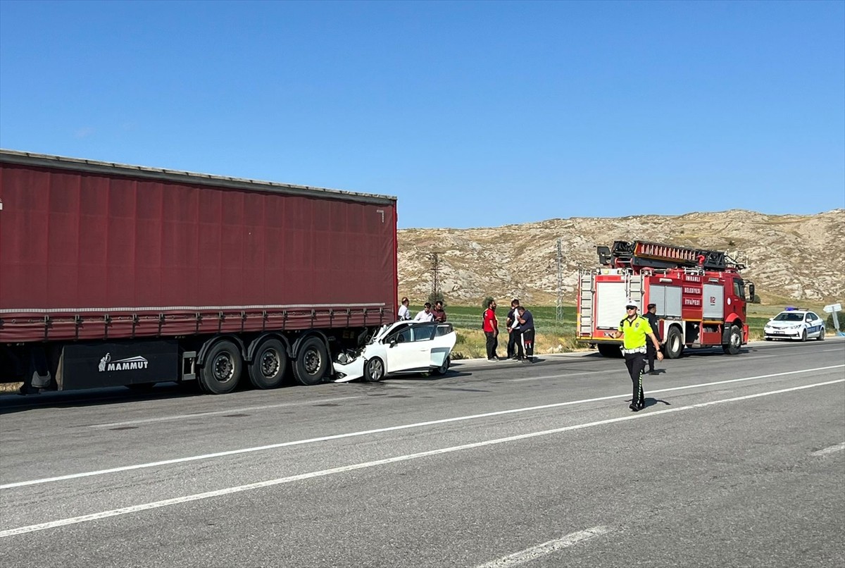 Sivas'ın İmranlı ilçesinde otomobilin tıra çarpması sonucu 1 çocuk hayatını kaybetti, biri çocuk 5...