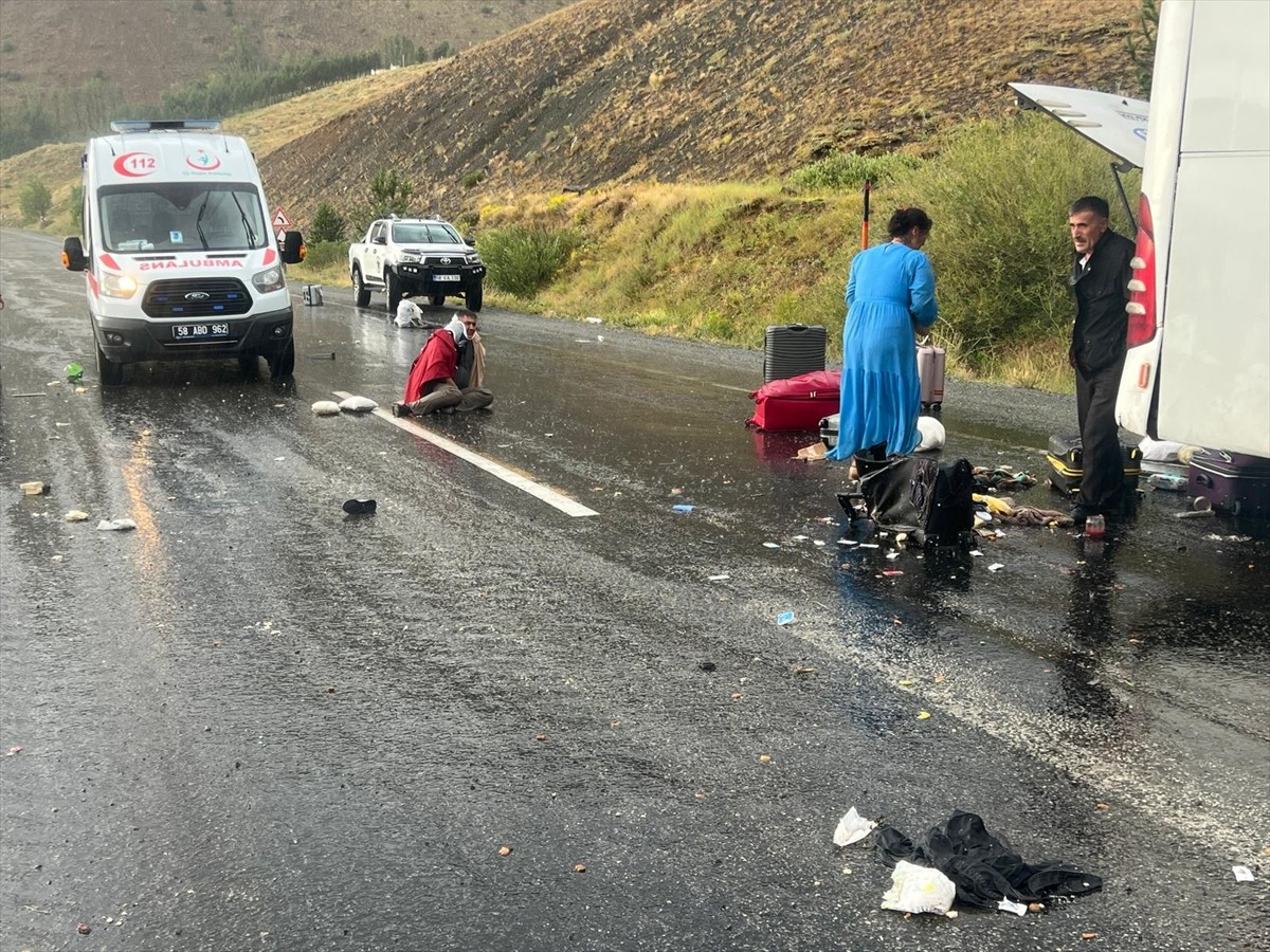 Sivas'ın İmranlı ilçesinde yolcu otobüsünün dağın yamacına çarpması sonucu ilk belirlemelere göre...
