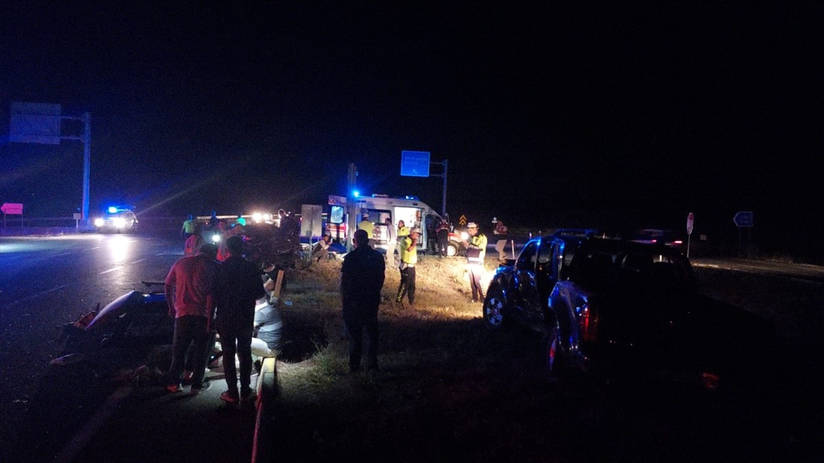 Sivas'ın Kangal ilçesinde meydana gelen trafik kazasında aralarında eski Bitlis Valisi olan...