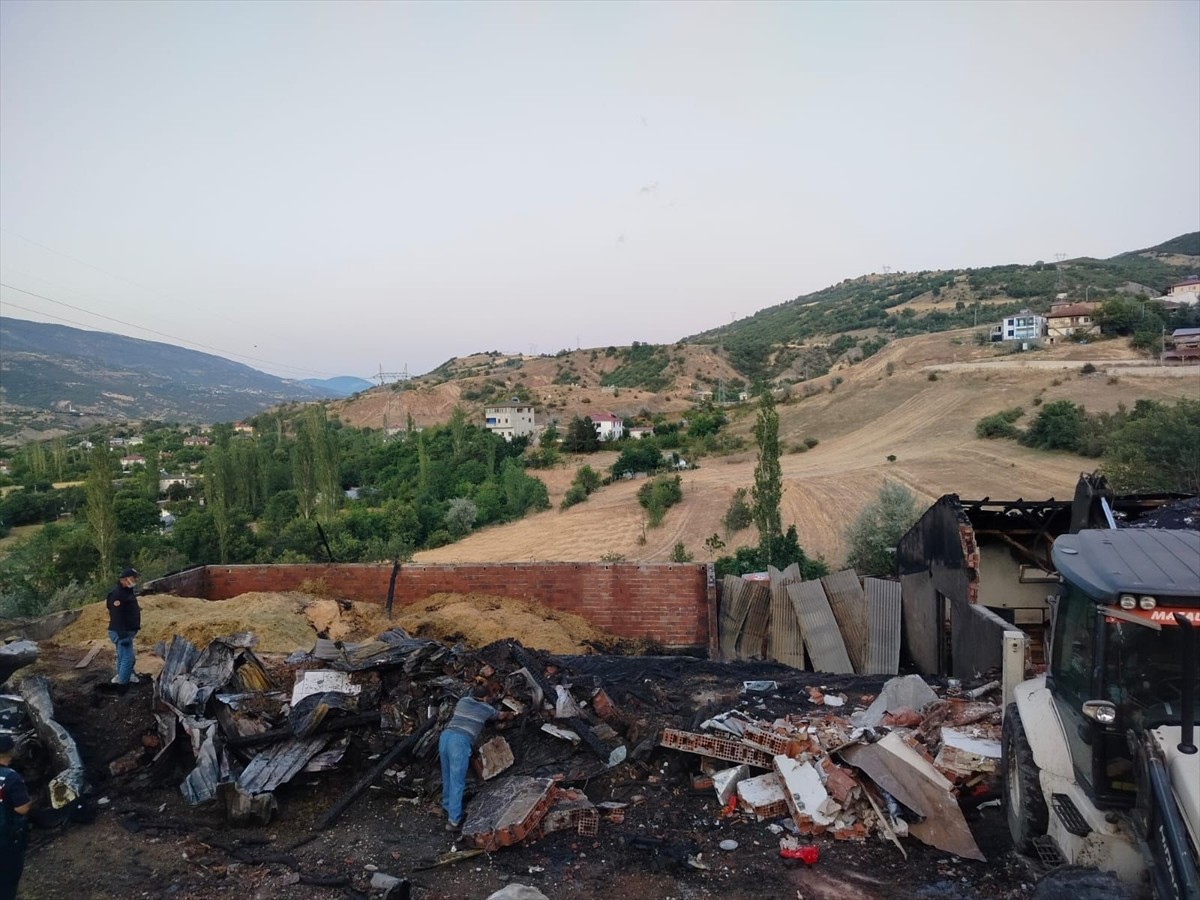 Sivas'ın Koyulhisar ilçesinde bir ev, ahır ve samanlık yandı.