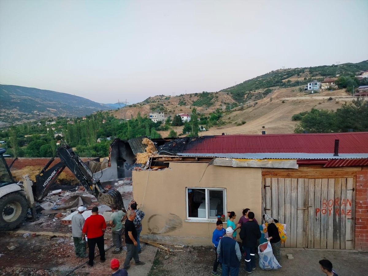 Sivas'ın Koyulhisar ilçesinde bir ev, ahır ve samanlık yandı.