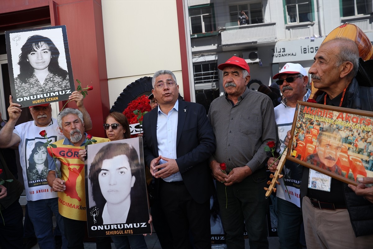 Sivas'ta 2 Temmuz 1993'te çıkan olaylarda yaşamını yitirenler, kentte düzenlenen programda anıldı....