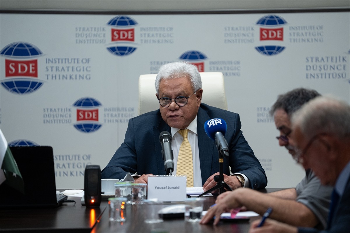 Stratejik Düşünce Enstitüsü'nde (SDE) düzenlenen toplantıda "Pakistan-Hindistan Geriliminde...