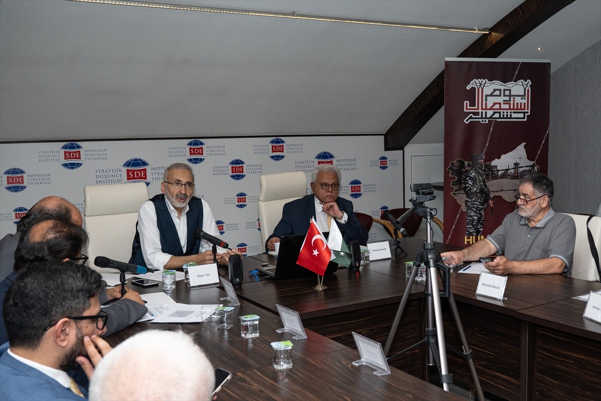 Stratejik Düşünce Enstitüsü'nde (SDE) düzenlenen toplantıda "Pakistan-Hindistan Geriliminde...