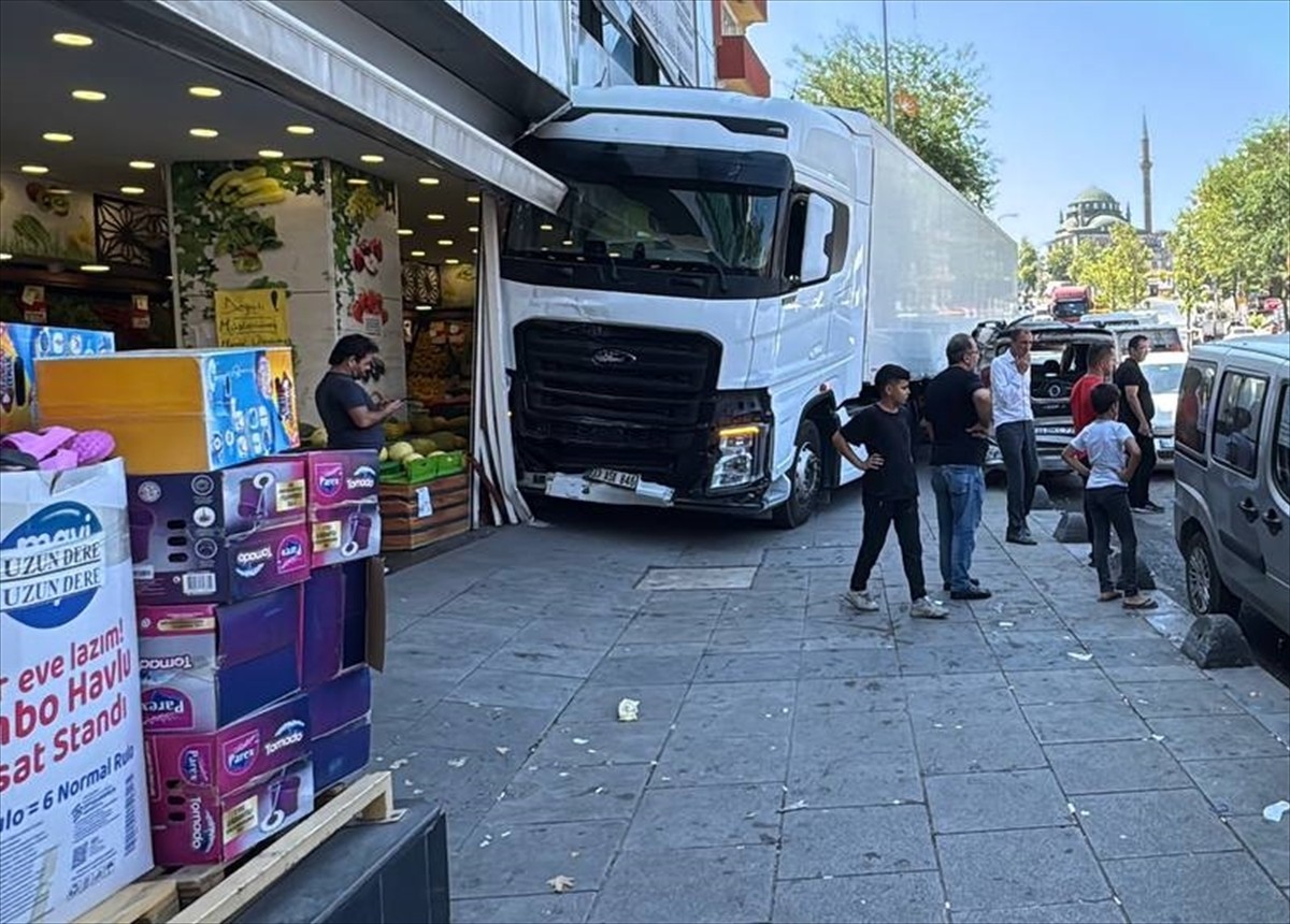 Sultanbeyli'de yokuşta kayan tırın, park halindeki bir araca çarparak diğer araçların da birbirine...