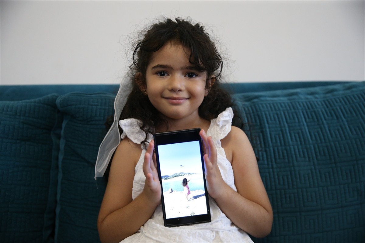 Suriye'de başladıktan sonra Yayladağı ilçesi sınırına ulaşan orman yangınının söndürülmesinde...