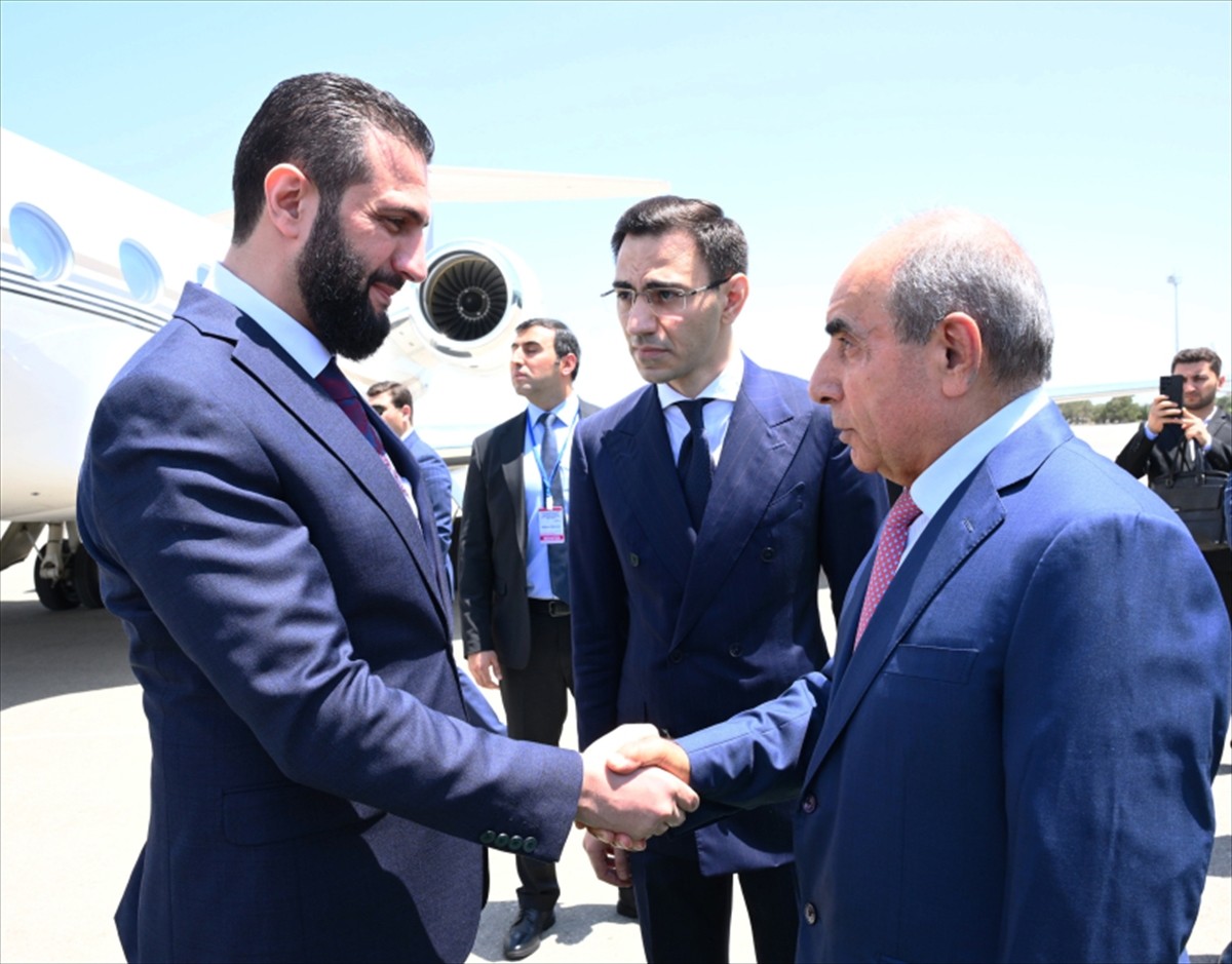Suriye Cumhurbaşkanı Ahmed Şara (solda), çalışma ziyareti kapsamında Azerbaycan'a geldi. Şara'yı...