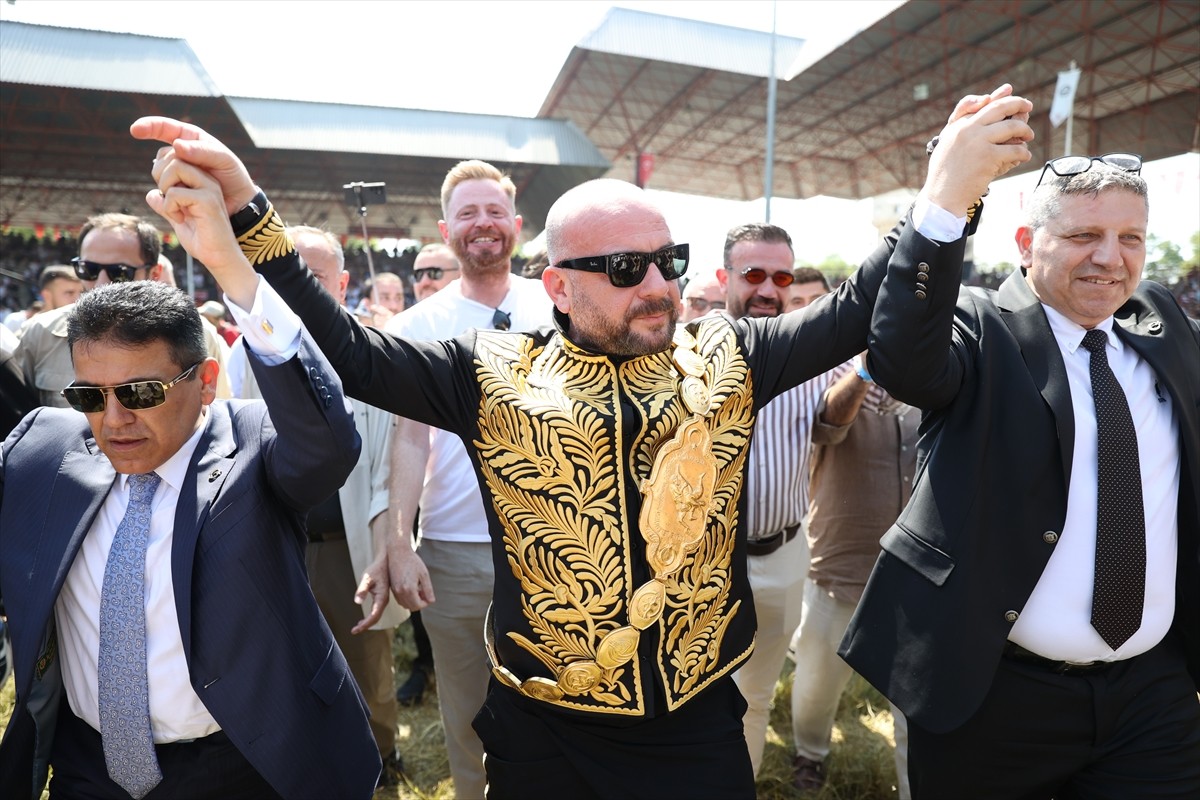 Tarihi Kırkpınar Yağlı Güreşleri'nde gelecek yılın güreş ağalığı ihalesini yapıldı. Ağalık...