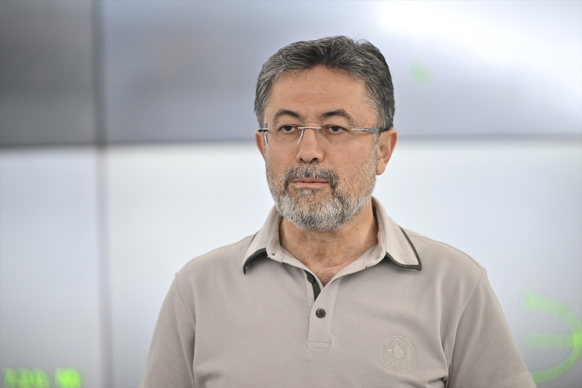 Tarım ve Orman Bakanı İbrahim Yumaklı, Ankara’daki Yangın Yönetim Merkezi’nde yurdun farklı...