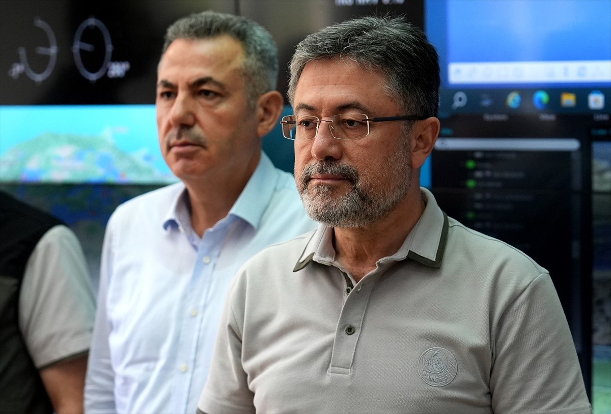 Tarım ve Orman Bakanı İbrahim Yumaklı (önde), İzmir Orman Bölge Müdürlüğü'nde Türkiye genelinde...