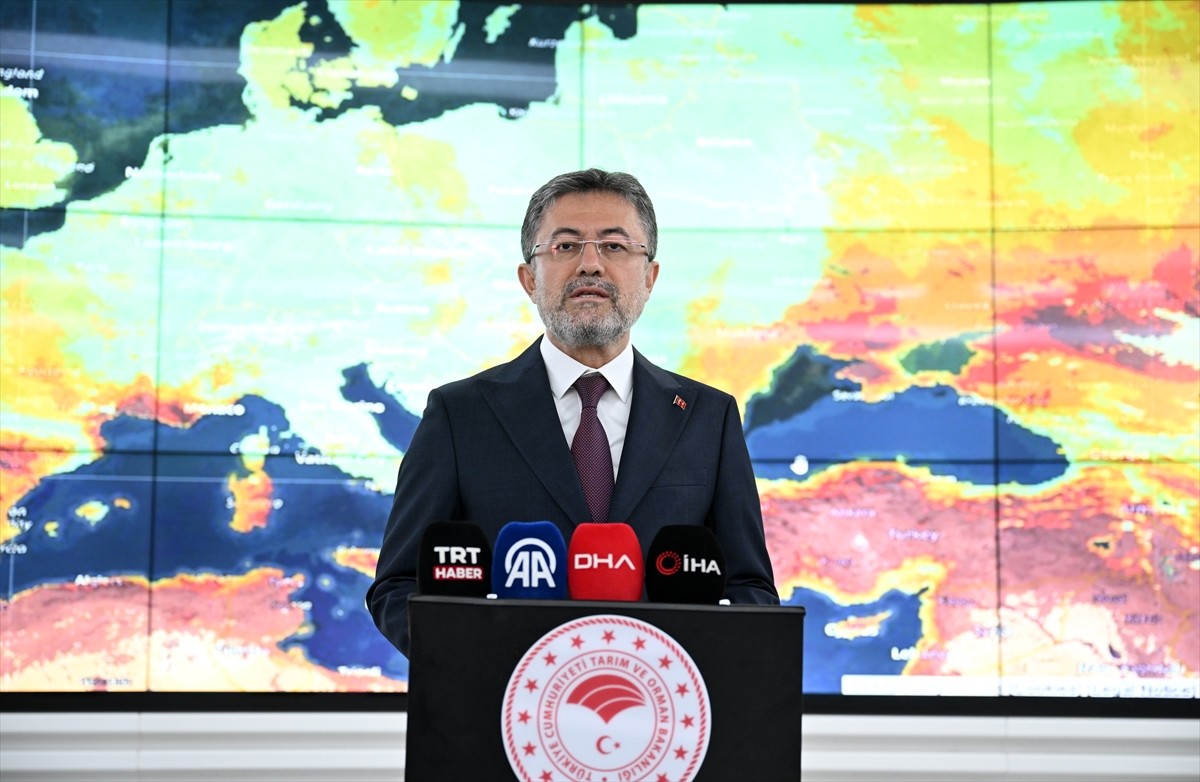 Tarım ve Orman Bakanı İbrahim Yumaklı, Orman Genel Müdürlüğü Yangın Yönetim Merkezi'nde orman...