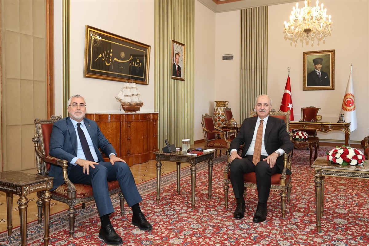 TBMM Başkanı Numan Kurtulmuş (sağda), Çalışma ve Sosyal Güvenlik Bakanı Vedat Işıkhan'ı (solda)...