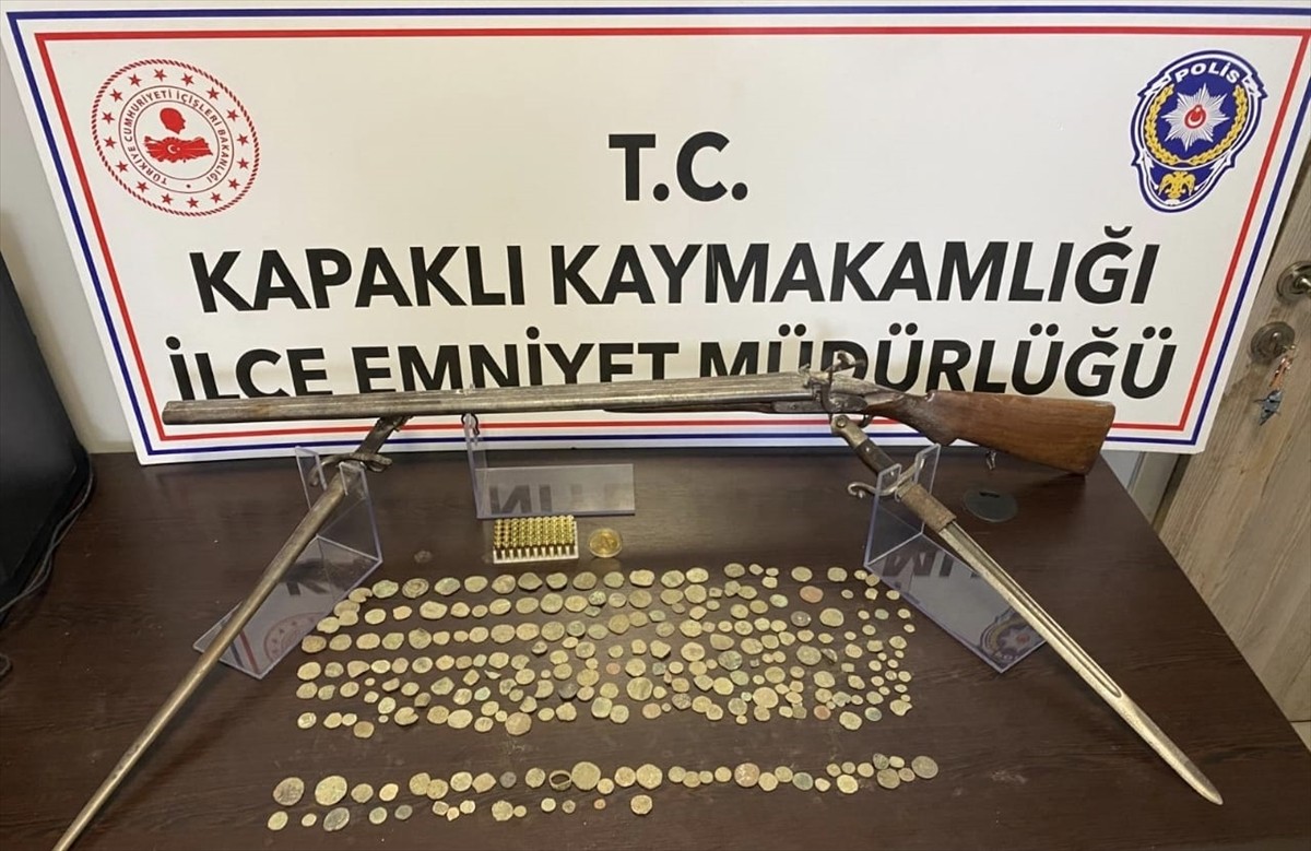 Tekirdağ'da bir iş yerinde tarihi eser niteliğinde olduğu değerlendirilen 256 objeye el...