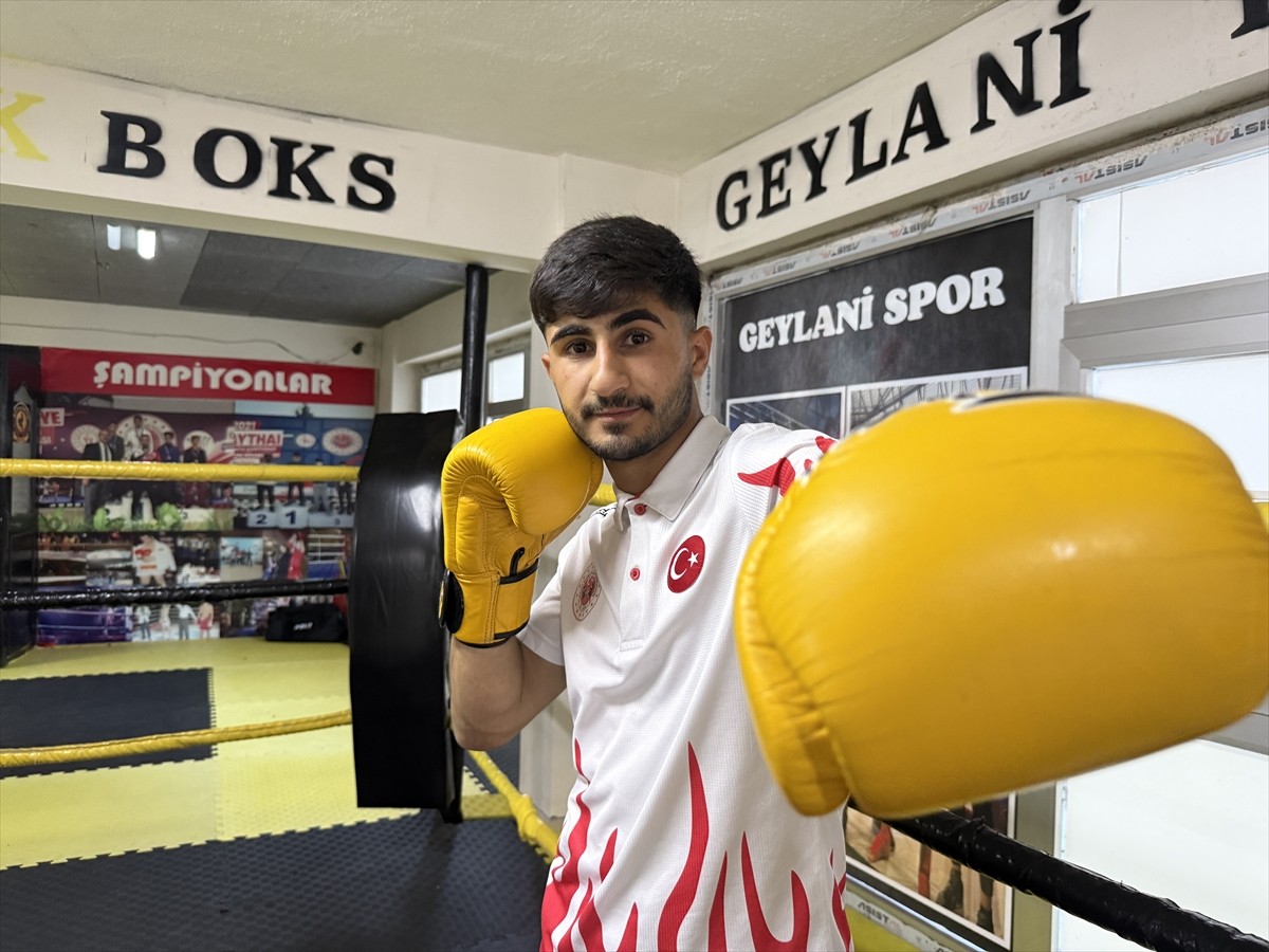 Tekirdağ'da öğretmeninin yönlendirmesiyle başladığı muaythai branşında Türkiye ve Avrupa...