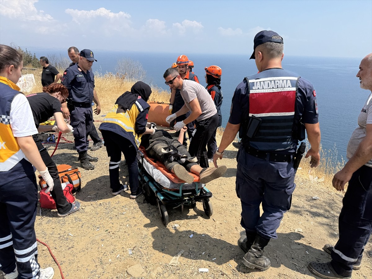 Tekirdağ'da uçurumdan düşen genç yaralandı. Ekiplerce bir saatlik çalışmanın ardından bulunduğu...