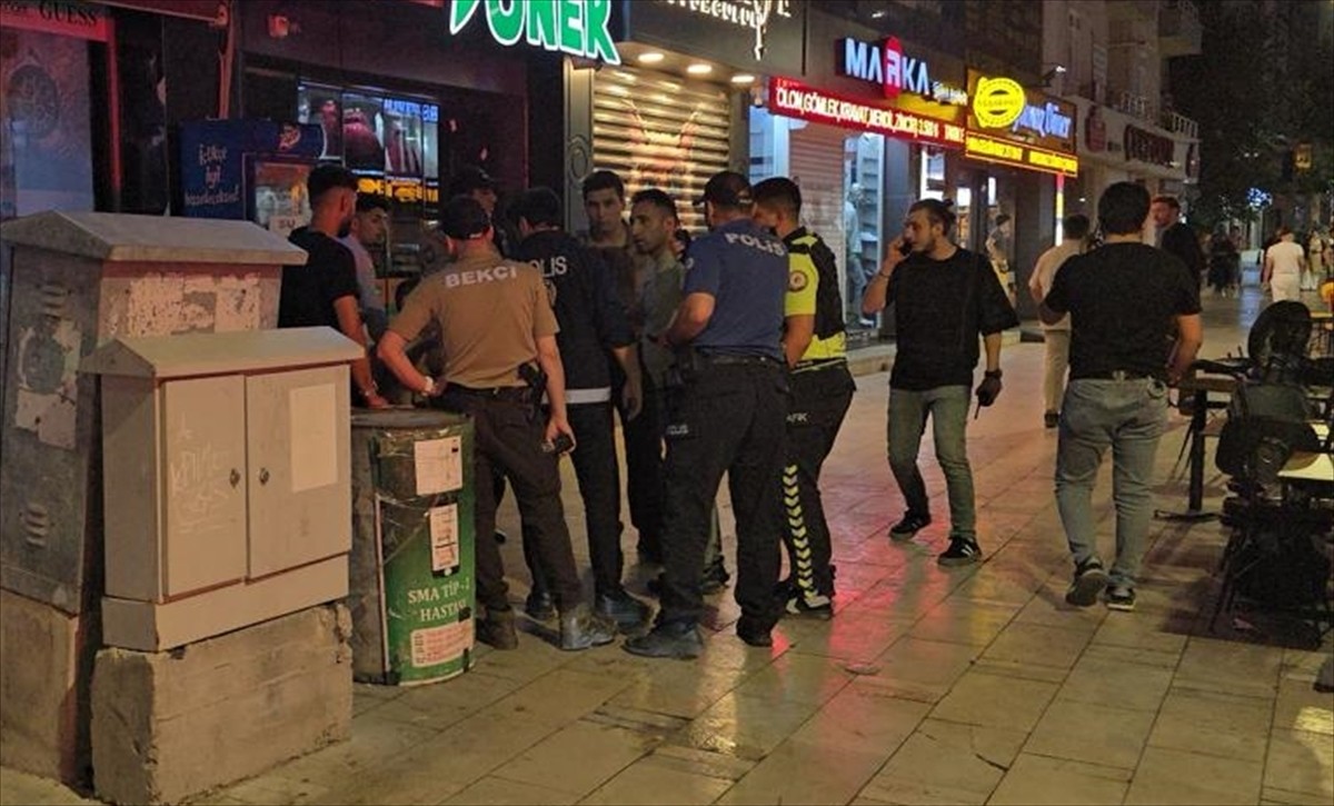 Tekirdağ'ın Çerkezköy ilçesinde bıçaklı saldırıya uğrayan bekçi yaralandı.