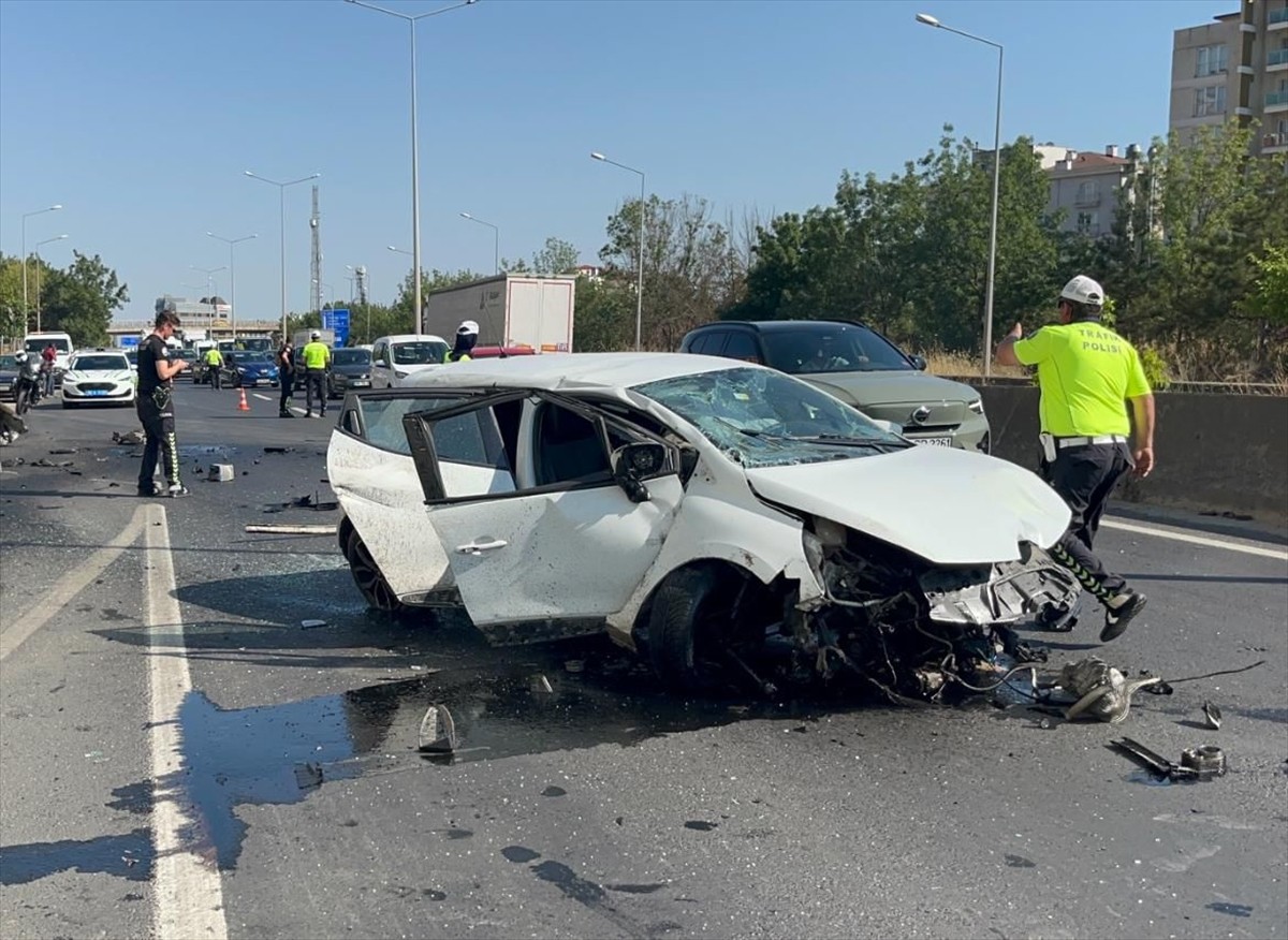 Tekirdağ'ın Çorlu ilçesinde bariyere çarpan otomobildeki 3 kişi yaralandı. İhbar üzerine bölgeye...