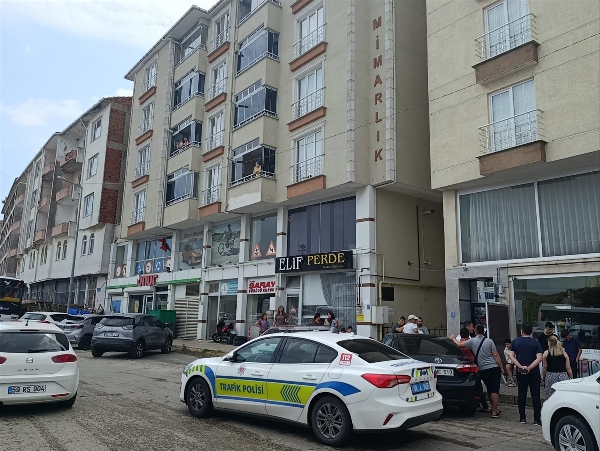 Tekirdağ'ın Saray ilçesinde eşi tarafından bıçakla yaralanan kadın, hastaneye kaldırıldı.