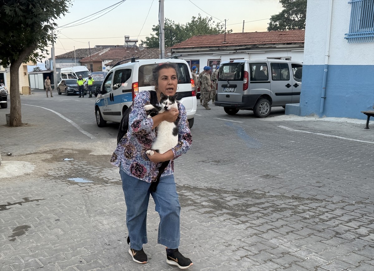 Tekirdağ'ın Şarköy ilçesinde tarım alanında başlayıp ormana sıçrayan yangına müdahale...