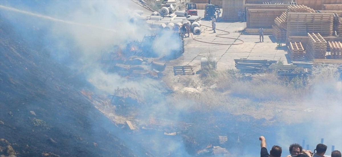 Tekirdağ’ın Çorlu ilçesinde bir alüminyum fabrikasının bahçesinde çıkan yangın...