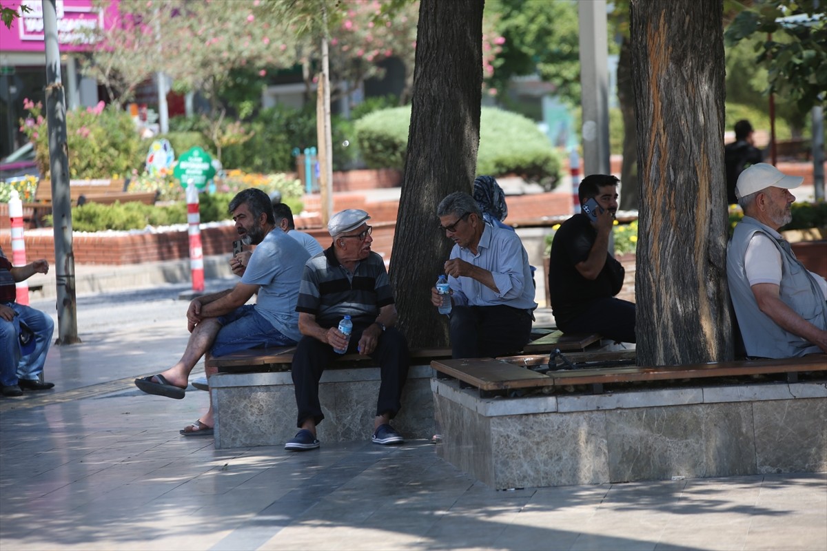 Termometrelerin 42 derece gösterdiği Aydın'da bunaltıcı bir hava hakim oldu.