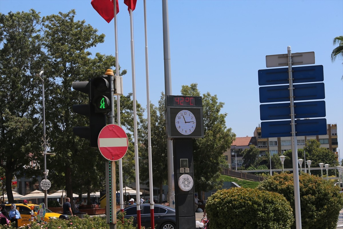 Termometrelerin 42 derece gösterdiği Aydın'da bunaltıcı bir hava hakim oldu.