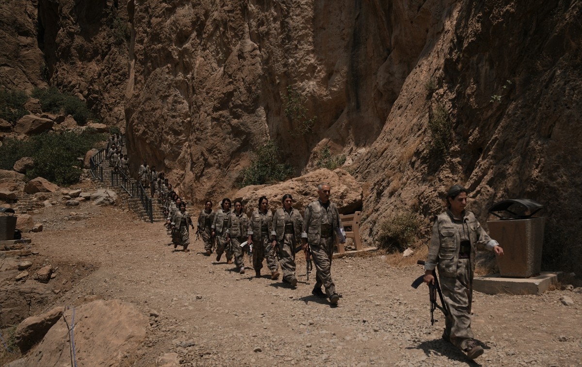 Terör örgütü PKK'dan bir grup, Irak’ın Süleymaniye kentinde silahlarını imha etti. Süleymaniye'ye...
