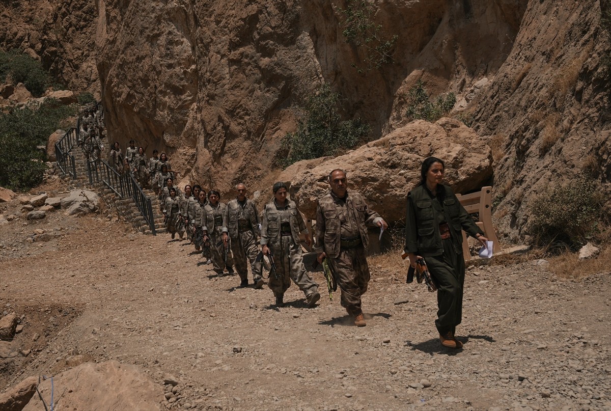 Terör örgütü PKK'dan bir grup, Irak’ın Süleymaniye kentinde silahlarını imha etti. Süleymaniye'ye...