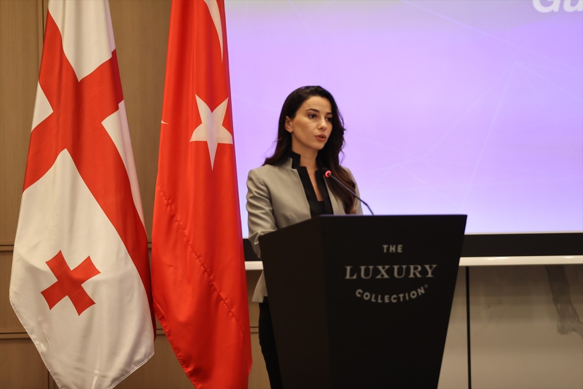 Ticaret Bakanı Ömer Bolat (ortada), resmi temaslarda bulunmak üzere geldiği Tiflis'te Gürcistan...