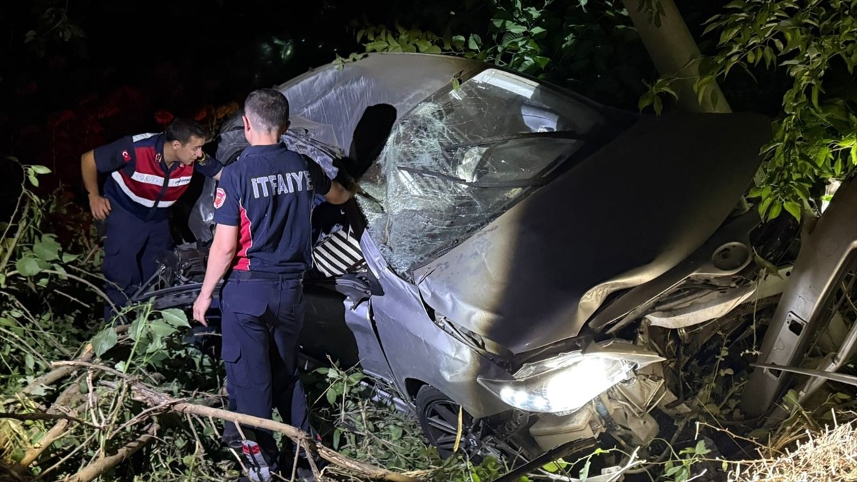  Tokat'ın Erbaa ilçesinde tarlaya devrilen otomobildeki biri bebek 6 kişi yaralandı.