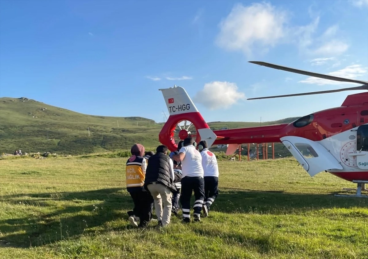 Trabzon'un Düzköy ilçesinde, yaylada düşmesi sonucu ayağında açık kırık oluşan kişi, ambulans...