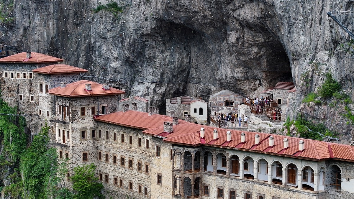 Trabzon'un Maçka ilçesi Altındere Vadisi'ndeki Karadağ'ın sarp yamaçlarındaki kayaların...