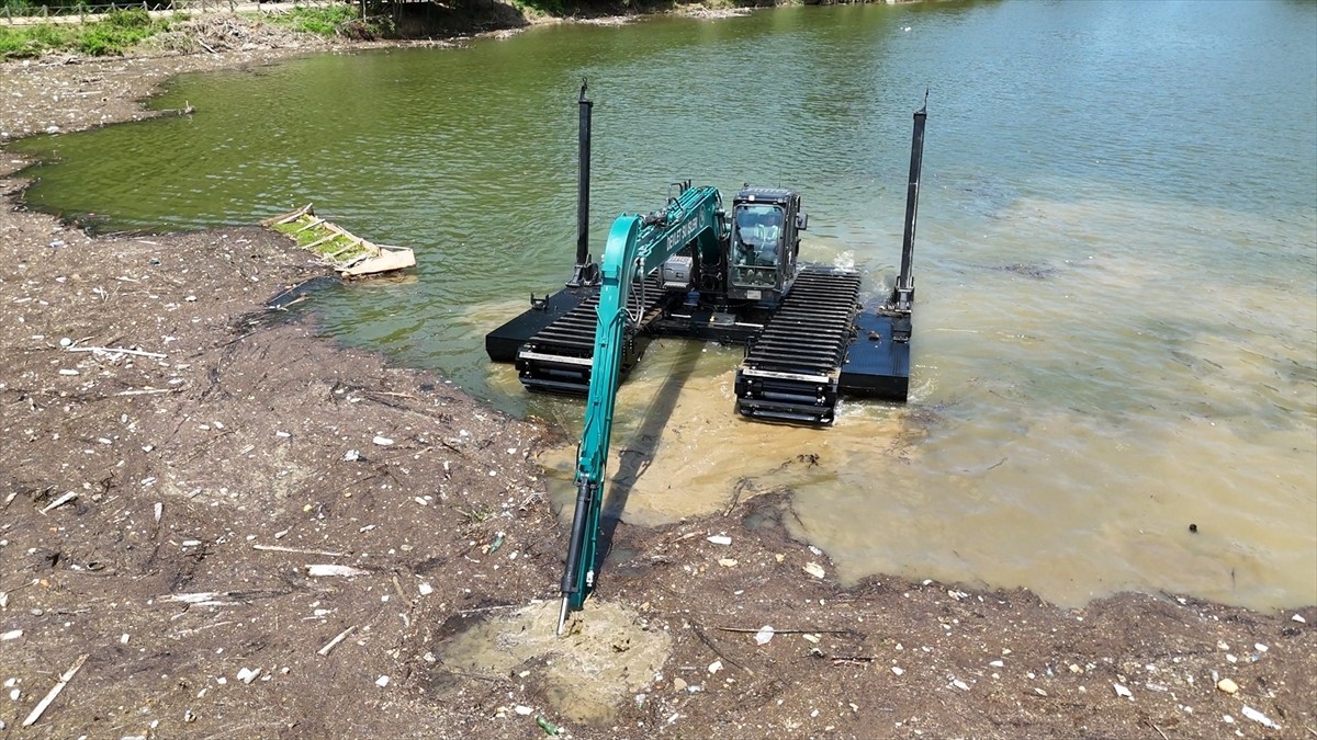 Trabzon'un önemli turizm noktaları arasında yer alan Sera Gölü'nün yüzeyindeki çöplerin...