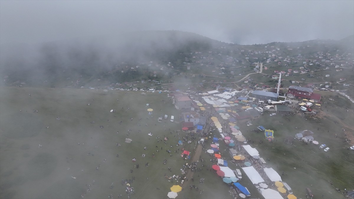 Trabzon'un Şalpazarı ilçesindeki Sis Dağı'nın zirvesinde "204. Geleneksel Sis Dağı Kültür...