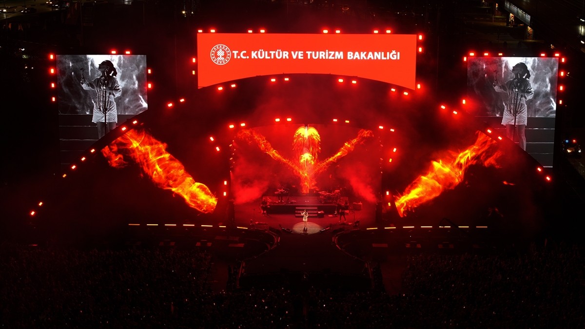 Trabzon Kültür Yolu Festivali kapsamında Fatma Turgut sahne aldı. Türkiye Kültür Yolu Festivali...