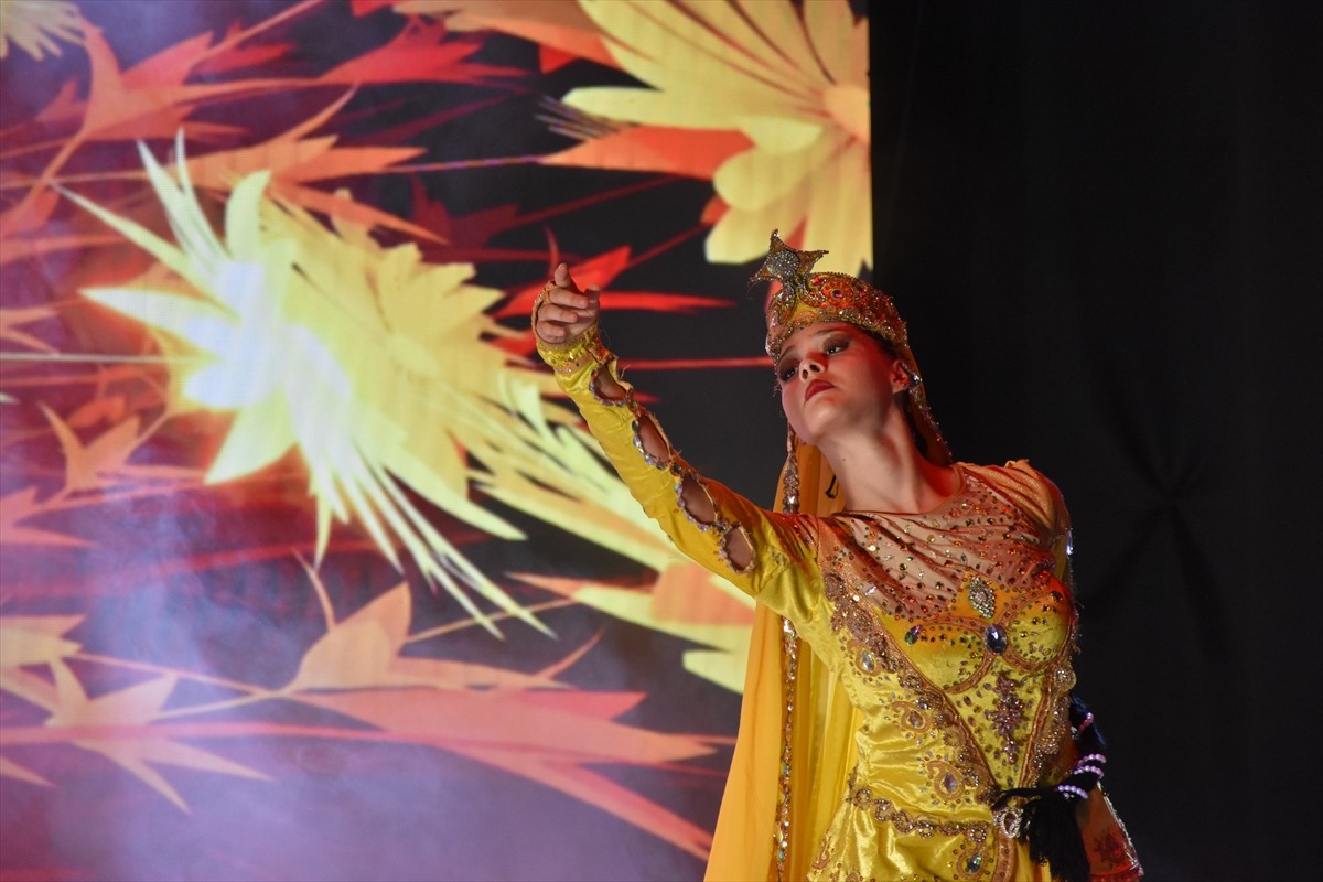 Trabzon Kültür Yolu Festivali kapsamında "Destanların Dansı" adlı etkinlik sanatseverlerin...