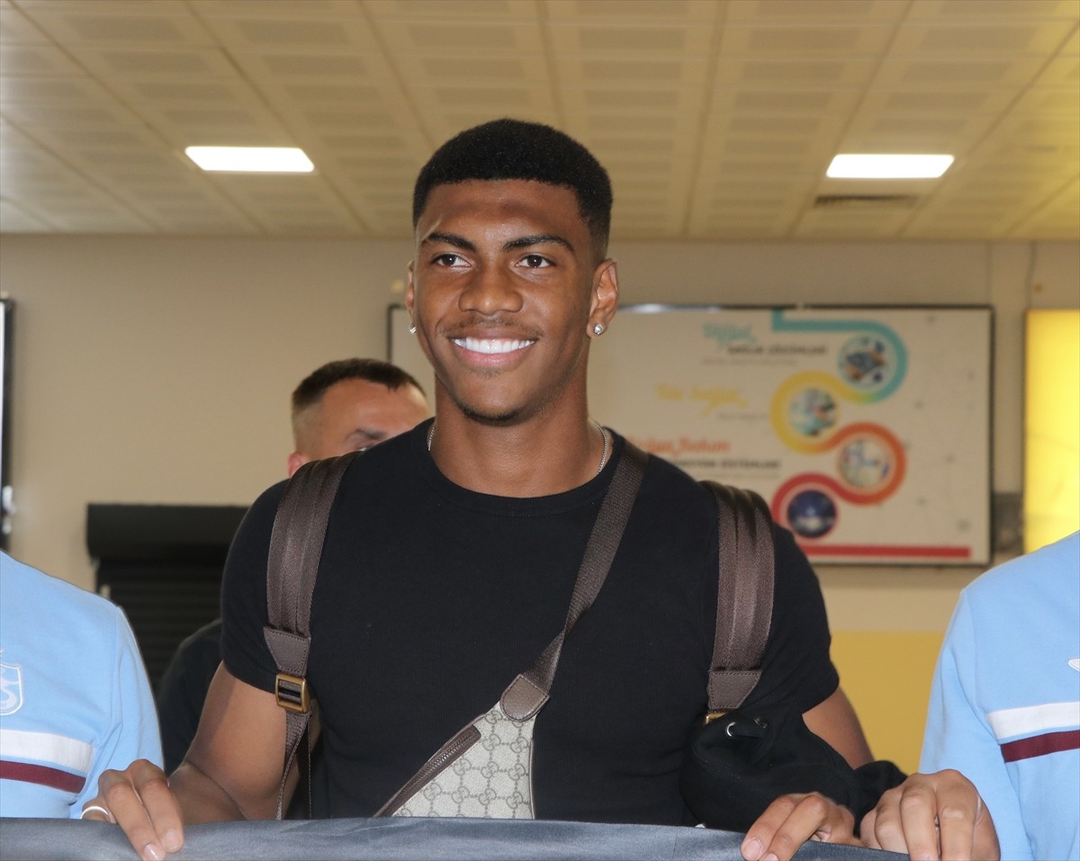 Trabzonspor'un transferi için anlaşmaya vardığı Brezilyalı futbolcu Felipe Augusto, Trabzon'a...