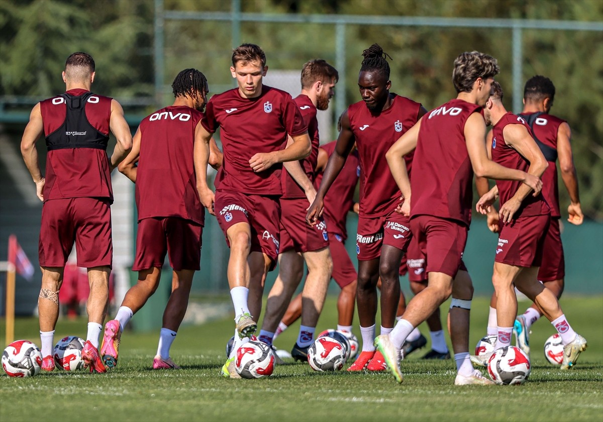Trabzonspor, yeni sezon hazırlıklarına günün ikinci antrenmanıyla devam etti. Futbol okulları yaz...