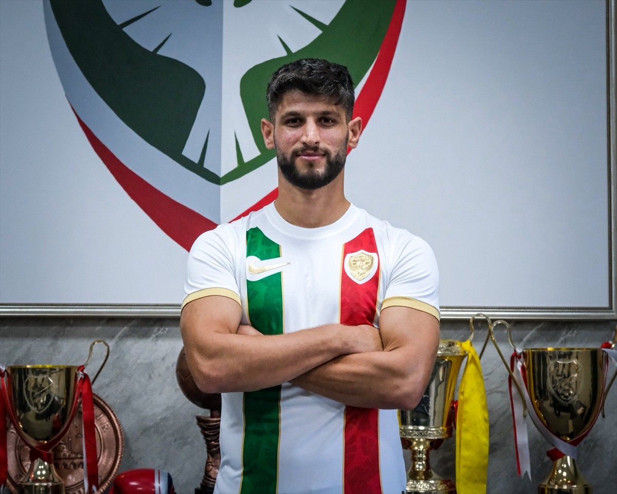 Trendyol 1. Lig ekiplerinden Amed Sportif Faaliyetler, stoper oyuncusu Kahraman Demirtaş'ı...